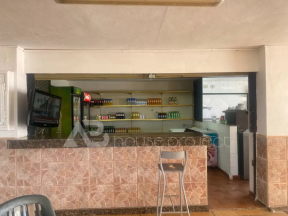 bar 2 en el complejo Paradise Court en San Eugenio Alto