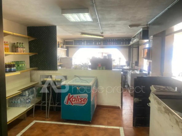 interno bar en el complejo Paradise Court en San Eugenio Alto