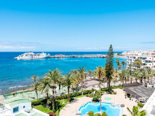 vista desde la terraza del estudio en venta en el complejo Comodoro en Los Cristianos