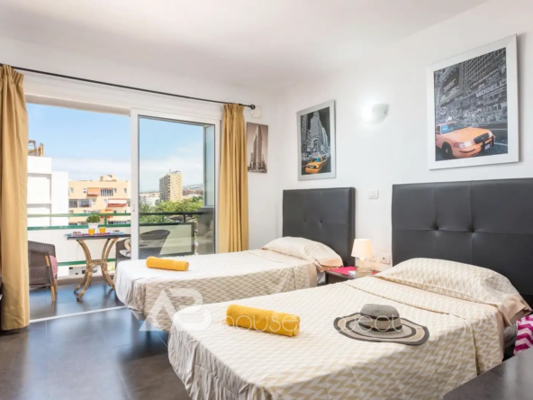 salón del estudio en venta en el complejo Comodoro en Los Cristianos
