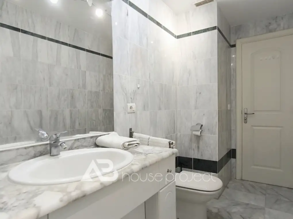 baño del piso en venta en el complejo Dinastia en Los Cristianos