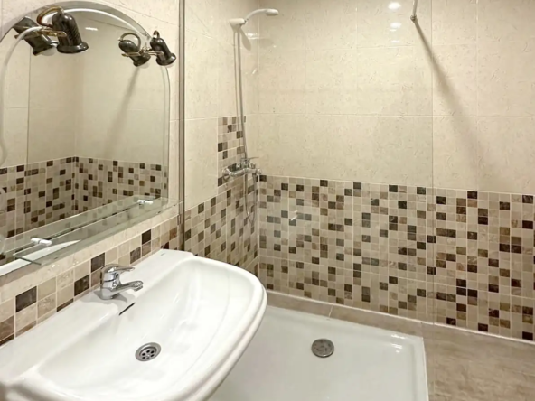 baño del piso en venta en el complejo Porta Nova en Torviscas Alto