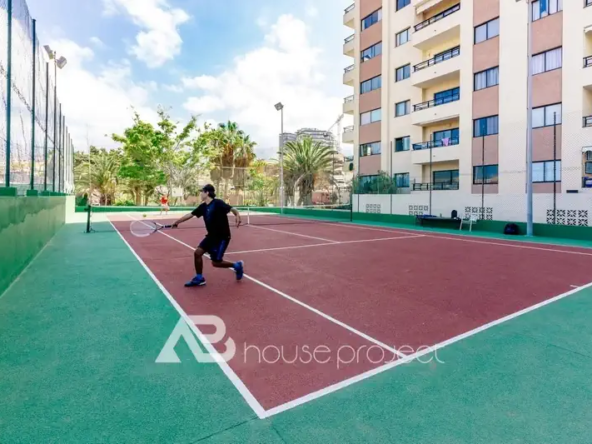 cancha de tenis en el complejo Club Paraiso en Playa Paraiso