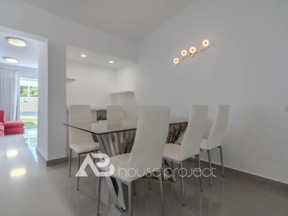 comedor del piso en venta en el complejo Island Village en San Eugenio Alto