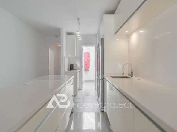 cocina del piso en venta en el complejo Island Village en San Eugenio Alto