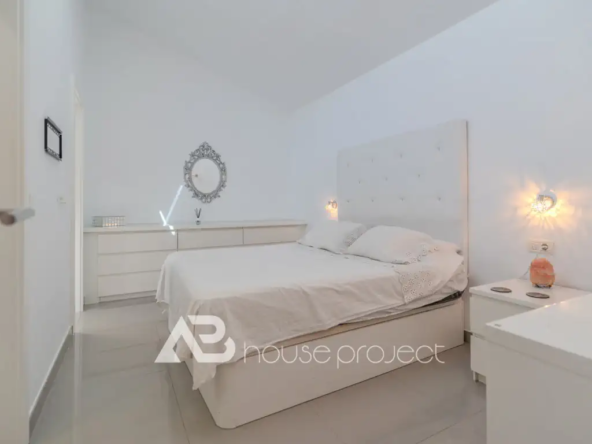 dormitorio del piso en venta en el complejo Island Village en San Eugenio Alto