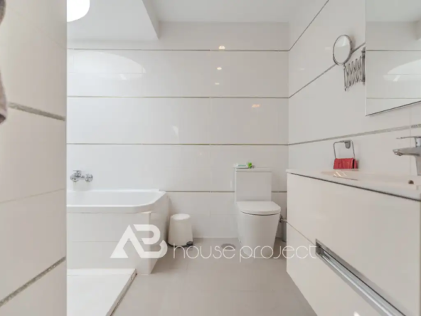 baño del piso en venta en el complejo Island Village en San Eugenio Alto