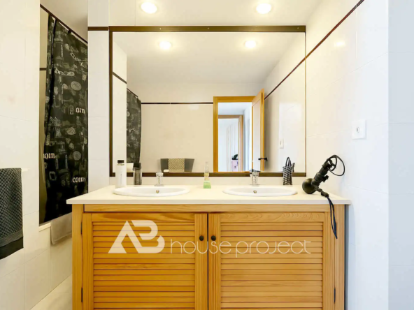 baño del piso en venta en el complejo Club Paraíso en Playa Paraíso - 2
