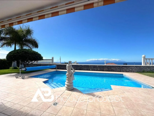 piscina villa en venta en Puerto Santiago