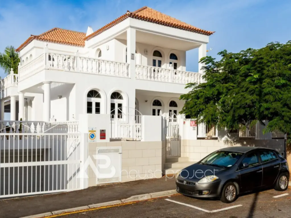 fachada villa en venta en el Madroñal