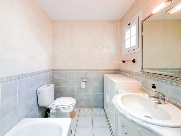 baño del piso en vente en el complejo La Finca en Chayofa