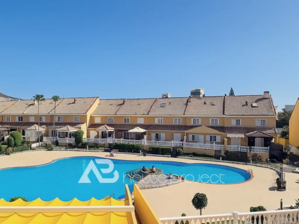 piscina comunitaria en el complejo El Camison en Playa de las Americas