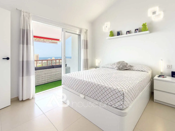 dormitorio del ático en venta en el complejo Los Alamos en Los Cristianos - 1