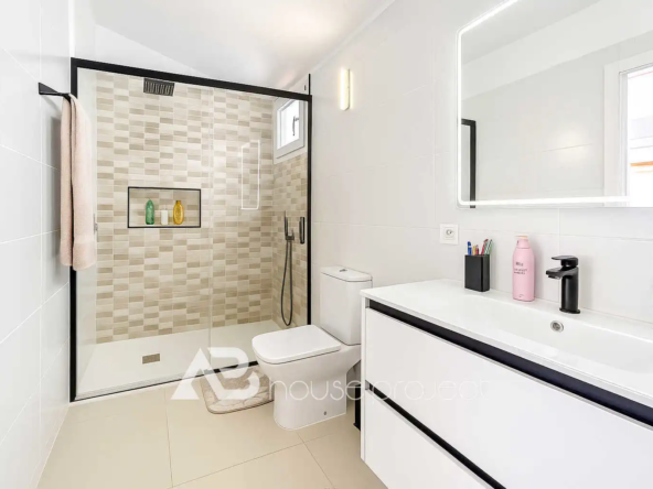 baño del ático en venta en el complejo Los Alamos en Los Cristianos - 2